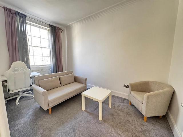 Argyle Square 1 bed flat to rent £1,900 pcm £438 pw