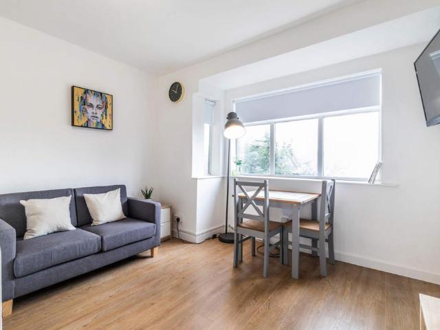 Argie Gardens, Leeds LS4 1 bed flat to rent £672 pcm £155 pw