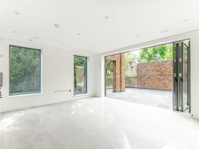 Aria Mews, Hanwell, London, W7 4 bed house to rent £3,450 pcm £796 pw