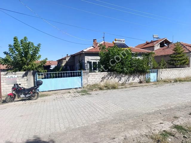 Şarkışla Hsk Rönesans Emlaktan Gürçayırda 3 Parsel Üzerine Kurulu 1 Katlı Müstakil Ev+ahır