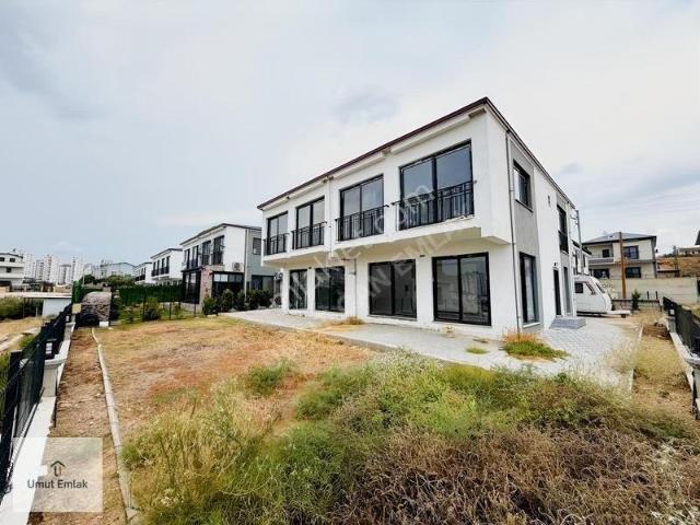 Çarkıparede Site İçerisinde İskanlı Geniş Bahçeli Villa
