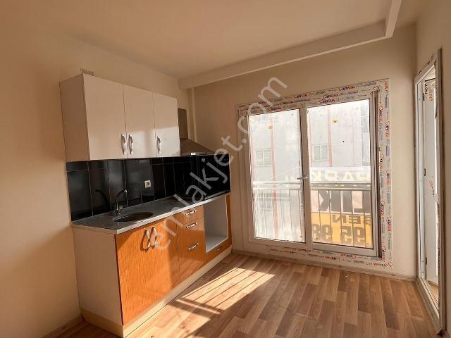 Çarkıpare'de 1+1 Stadyum Arkası Merkezi Konum Balkonlu Kiralık