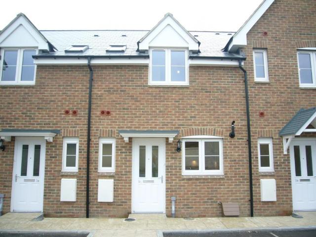 Arkell Gardens, Carterton, Oxon, OX18. 3 bed terraced house to rent £1,500 pcm £346 pw