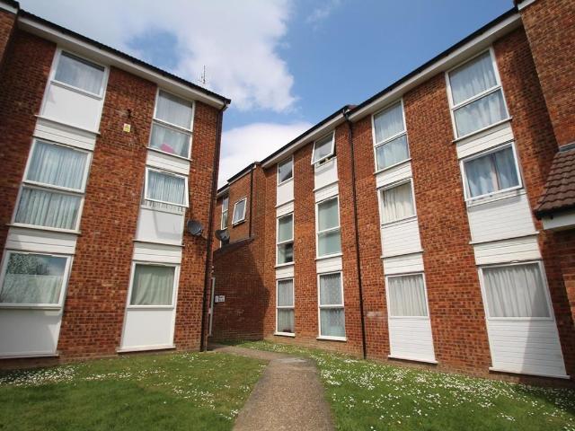 Arkley Road, Hemel Hempstead HP2, 2 bed flat to rent, £1,400 pcm | PrimeLocation