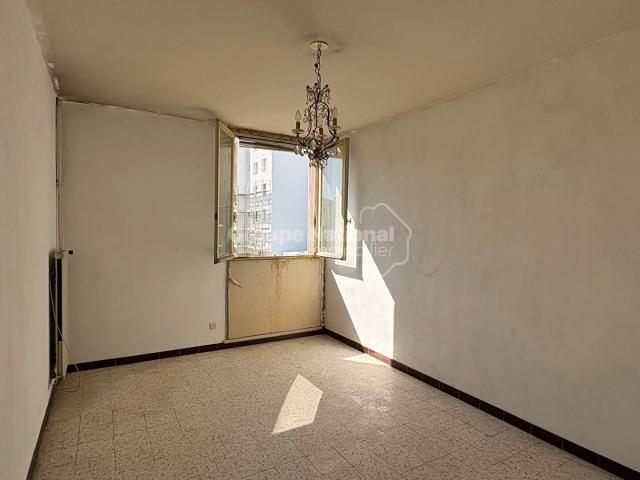 ARLES. Appartement T3 à rénover