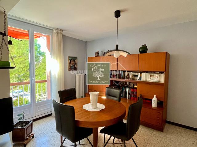 ARLES. Spacieux appartement T4