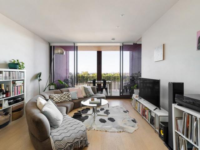 'Arlington Grove' retreat with dual balcony design