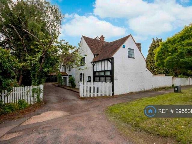Arlington Drive, Ruislip, HA4 4 bed detached house to rent £3,750 pcm £865 pw