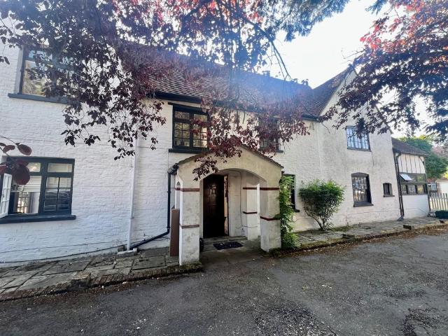 Arlington Drive, Ruislip HA4 4 bed detached house to rent £3,750 pcm £865 pw