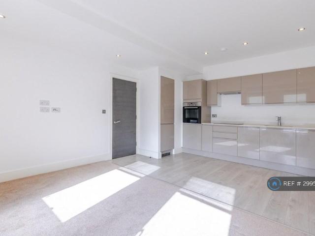 Arliss Court, Watford, WD17 1 bed flat to rent £1,450 pcm £335 pw