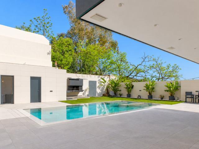 Arquitectura, diseño y privacidad: Impresionante villa contemporánea con piscina privada y vistas abiertas a Barcelona