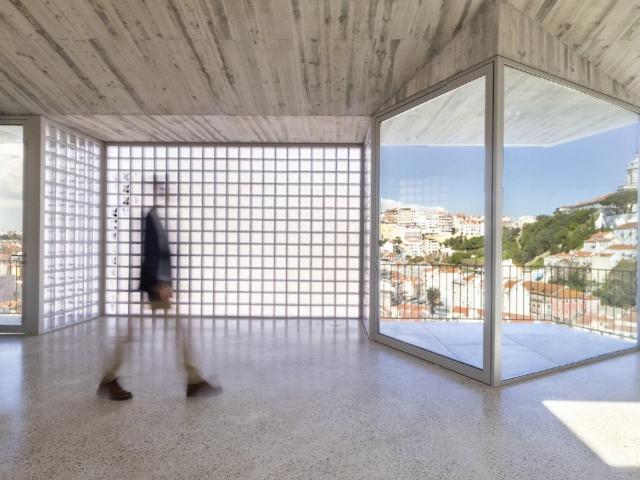 Arquitetura brutalista na histórica Costa do Castelo 0m² Santa Maria Maior