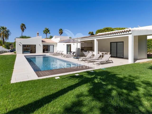 Arquitetura excecional. Interiores exclusivos. Privacidade absoluta no coração de Vilamoura