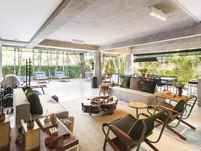 Arquitetura modernista integrada à natureza com ambientes amplos para receber bem