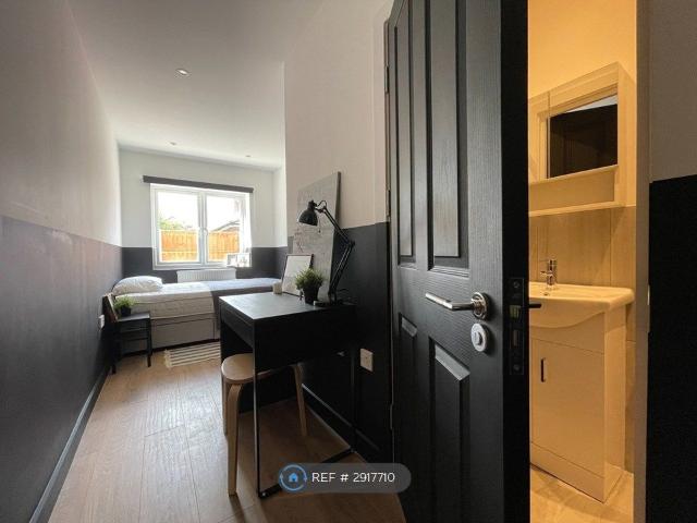 Arras Avenue, Morden SM4, 2 bed flat to rent, £1,850 pcm | PrimeLocation