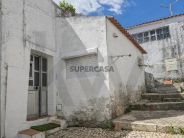 Arrecadação transformada em moradia com 2 quartos