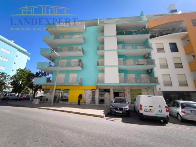 ARRENDA AO ANO _ T2 com ótima localização a 200m da praia