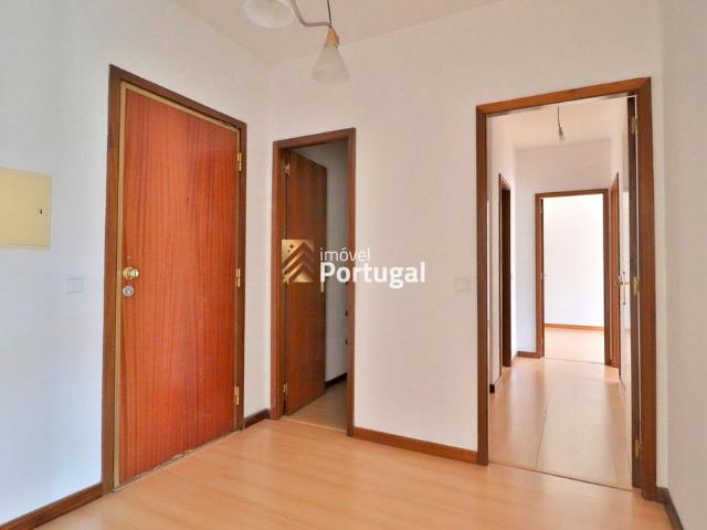 Arrenda Apartamento T2 com suíte e garagem box em Palmeira