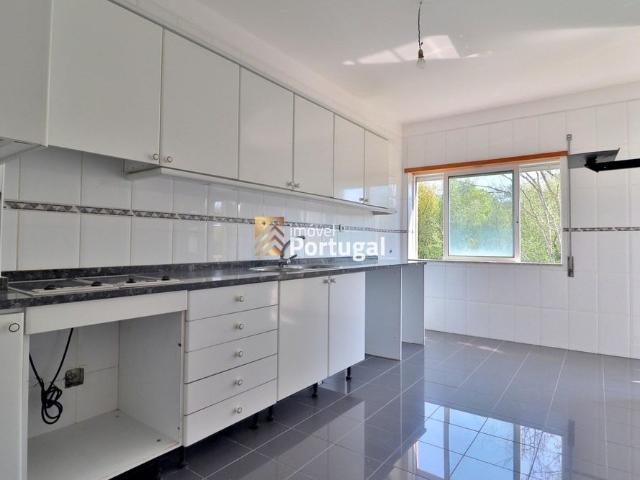 Arrenda Apartamento T2 com suíte e garagem box em Palmeira