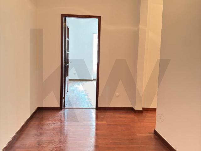 Arrenda apartamento T3 4 assoalhadas, com muito cachet, em Campo de Ourique, Lisboa!