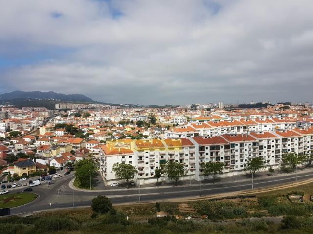 Arrenda Duplex T4 na Tapada das Mercês Mem Martins
