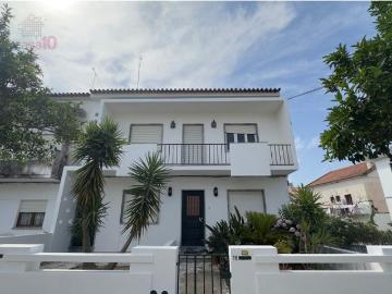 Arrenda se Moradia de 1.º Andar em Évora