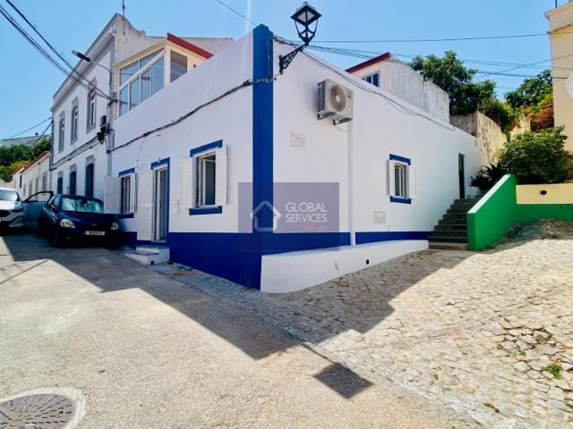 ARRENDA SE AO ANO MORADIA TIPICA V2 TOTALMENTE RENOVADA NA VILA DE FERRAGUDO ALGARVE