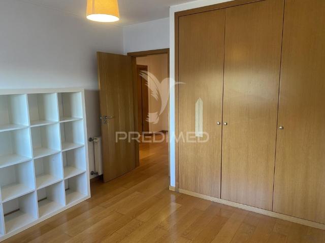 Arrenda se apartamento t4 leça da palmeira