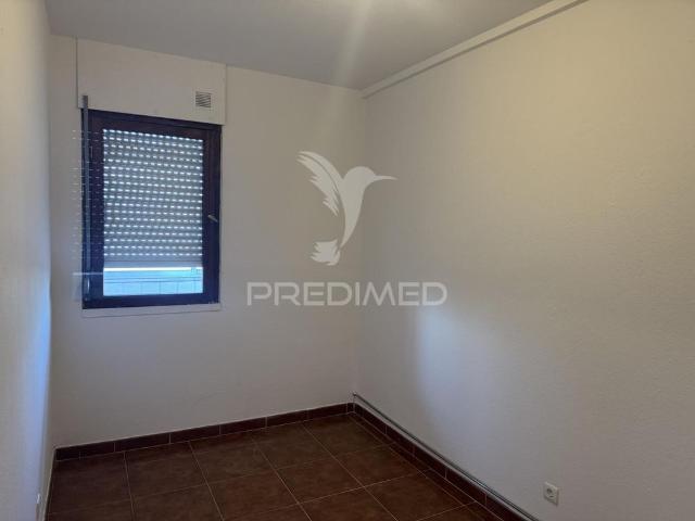 Arrenda se apartamento t4 – vale da amoreira