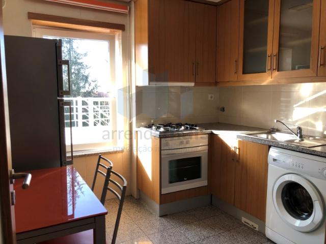 Arrenda se Apartamento T1, mobilado e equipado, com lugar de garagem, em Celas, Coimbra