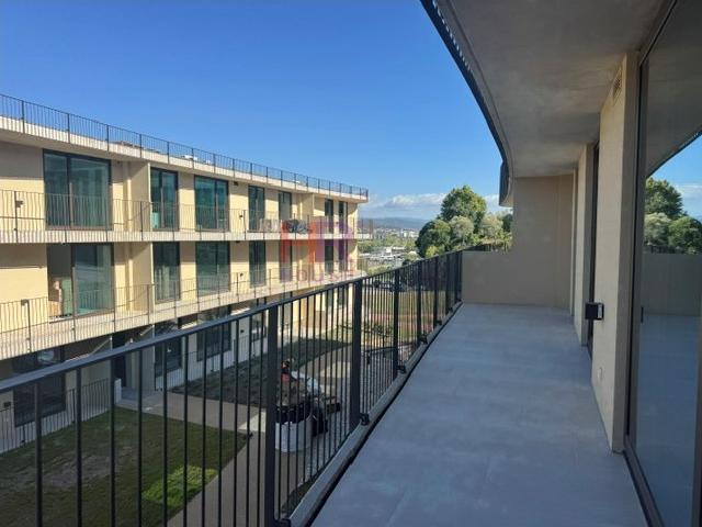 Arrenda se apartamento T2 novo em Coimbra vista Rio e Universidade com varanda e parqueamento