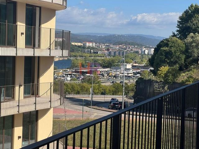 Arrenda se apartamento T2 novo em Coimbra com varanda e parqueamento