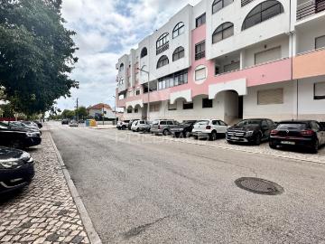 ARRENDA SE Apartamento T2 duas varandas Costa da Caparica