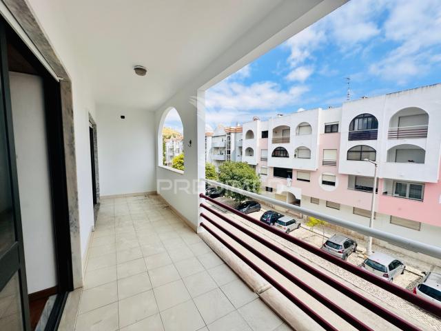 ARRENDA SE Apartamento T2 duas varandas Costa da Caparica