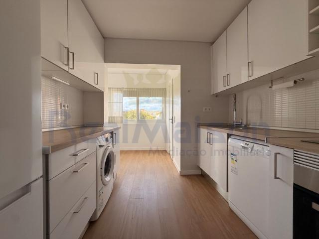 Arrenda se Apartamento T2 em Cascais vista Serra e Mar