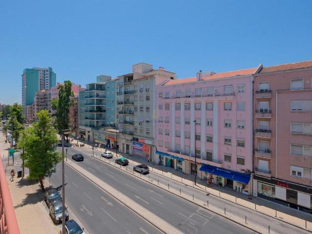Arrenda se Apartamento T3 totalmente mobilado na Avenida de Roma, Lisboa
