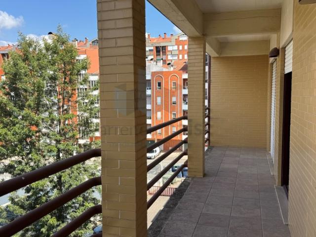 Arrenda se excelente T3 em ultimo piso com terraço de 120m2 em Celas