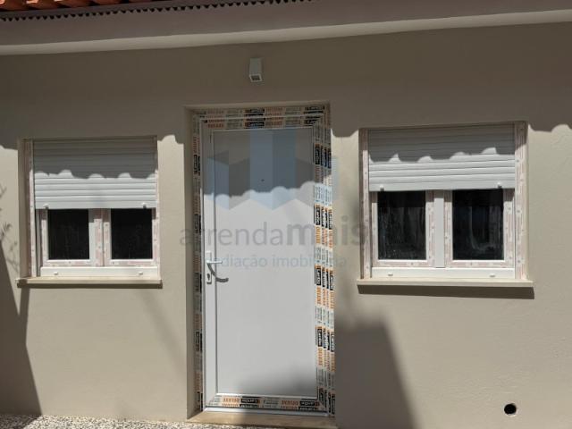 Arrenda se pequena moradia tipologia T0 em Coimbra