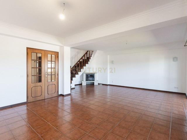 Arrenda se T4 em duplex com garagem e terraço em Condeixa a Nova, Coimbra