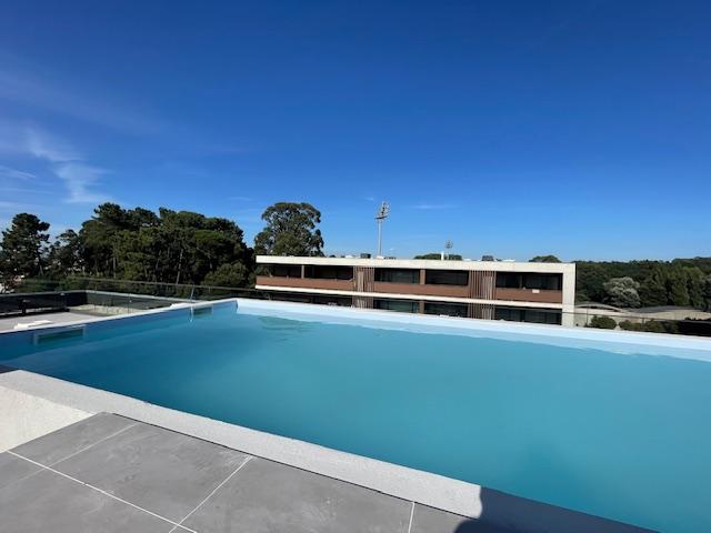Arrenda se T0 Parque Lavandeira Magnólia Residence 3, com lugar de garagem, condomínio com piscina comum no rooftop. Prédio já pronto a habitar