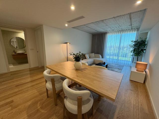 Arrenda se T1mobilado apartamento novo com lugar de garagem privativo coberto