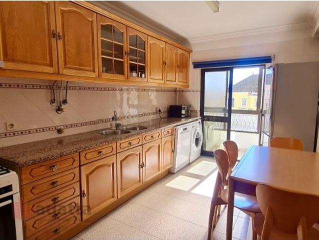 Arrenda se um acolhedor apartamento T2, localizado junto hospital, Rua Flávio Resende 1, em Setúbal [Disponível em 1 de Setembro de 2026]