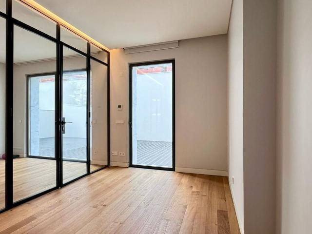 Arrenda T1 Novo perto da Av. da Liberdade Lisboa. Terraço 47m2 + 1 lugar de estacionamento