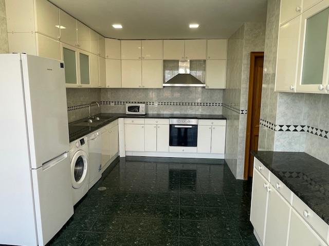 ARRENDAMENTO CELAS JUNTO AO HUC T4 EM DUPLEX COM GARAGEM