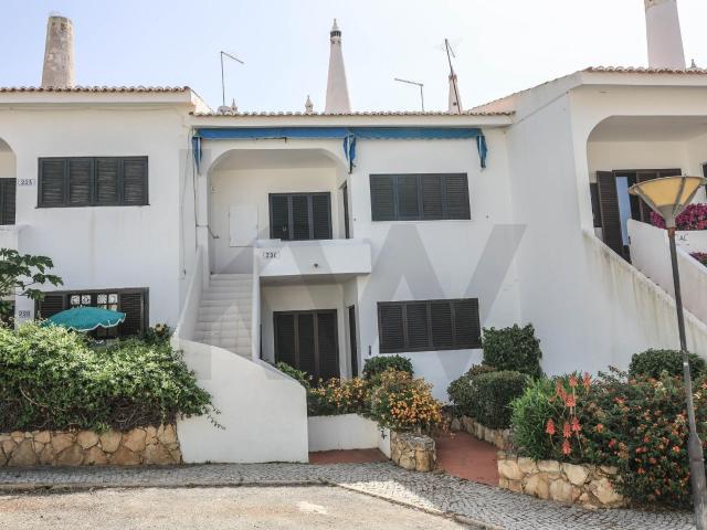 Arrendamento anual T2+1 Duplex, equipado, com terraço e BBQ, Alporchinhos, Lagoa