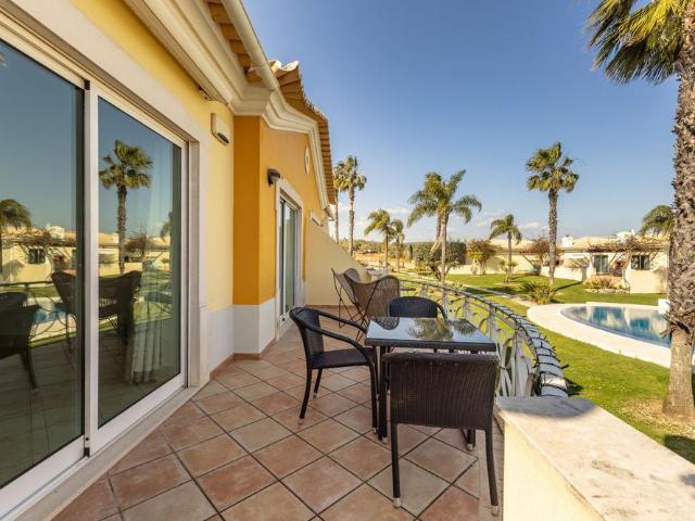 ARRENDAMENTO AO ANO Moradia geminada V2 + 2 em Vilamoura, em condomínio com piscina