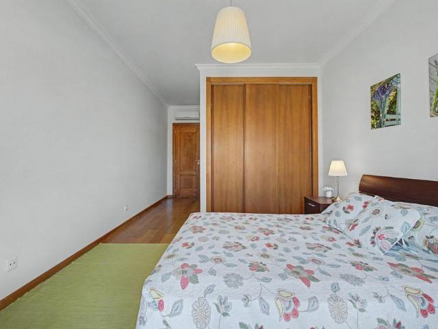 ARRENDAMENTO AO ANO Moradia geminada V2 + 2 em Vilamoura, em condomínio com piscina