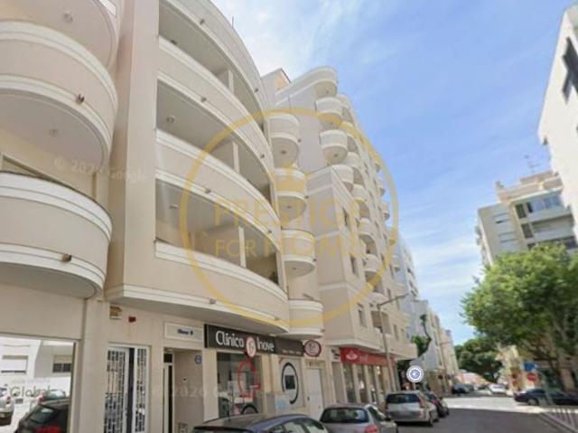 Arrendamento ao Ano: T3 no Centro de Loulé com Garagem, Elevador e Varandas – Faça Tudo a Pé!