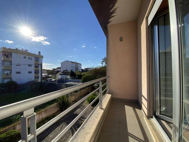 Arrendamento / Apartamento T2 / Varandas / Sótão / Marinheiros / Leiria