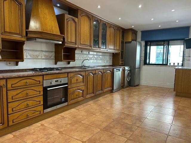 ARRENDAMENTO Apartamento T3 em Massamá com garagem Box